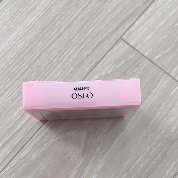 Glamnetic Reusable Glitter Press-On Nails, Oslo, Short, Almond, Silver - Picture 5 of 6